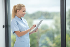 Read more about the article What is travel nursing? What does a travel nurse do?
